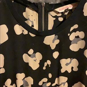 Paws. Great condition. Silk and polyester mixed.